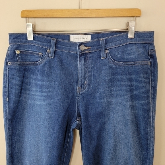 Henry & Belle | Cuffed Cropped Jeans in Drake Wash - Picture 4 of 7